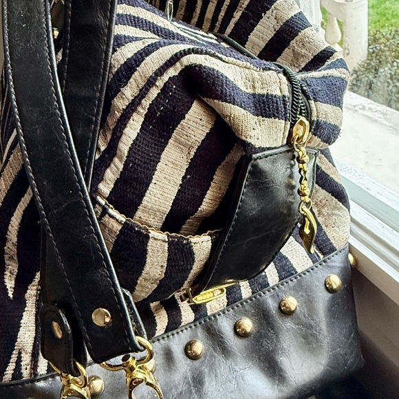 Stylish Zebra print duffle handbag. - Picture 6 of 12